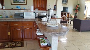 Camera familiare, vista spiaggia | Angolo cottura privato | Macchina per tè/caffè, mini-frigorifero