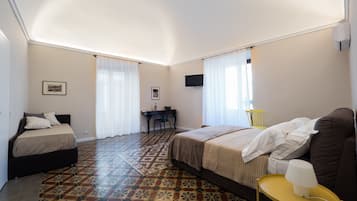 Habitación cuádruple, balcón, vista a la ciudad (Aretusa) | 1 habitación y ropa de cama de alta calidad