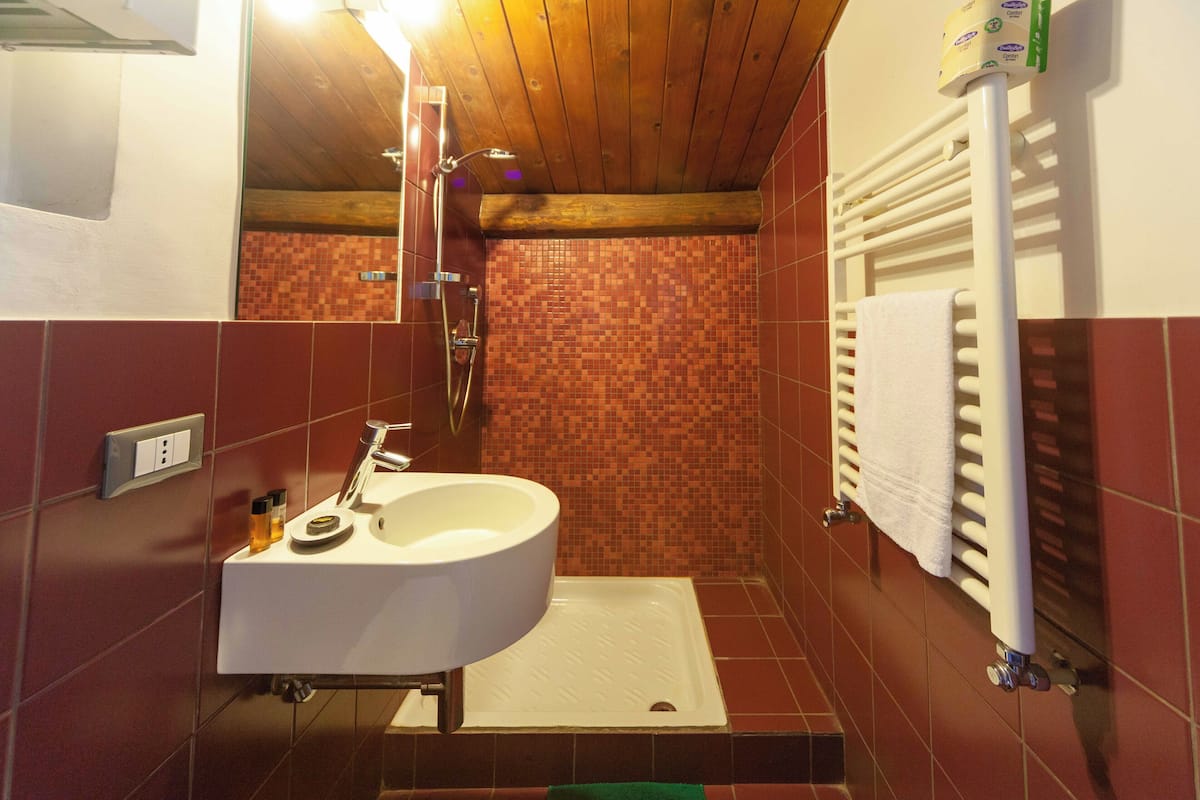 Appartamento Cariddi | Banyo | Duş, ücretsiz banyo/kozmetik ürünleri, saç kurutma makinesi, bornoz