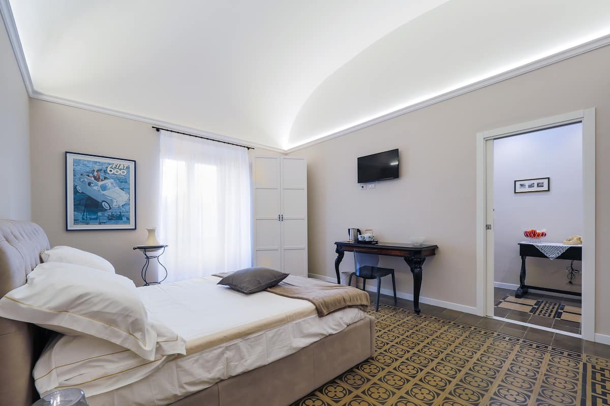 1 bedroom, premium bedding, free minibar, desk