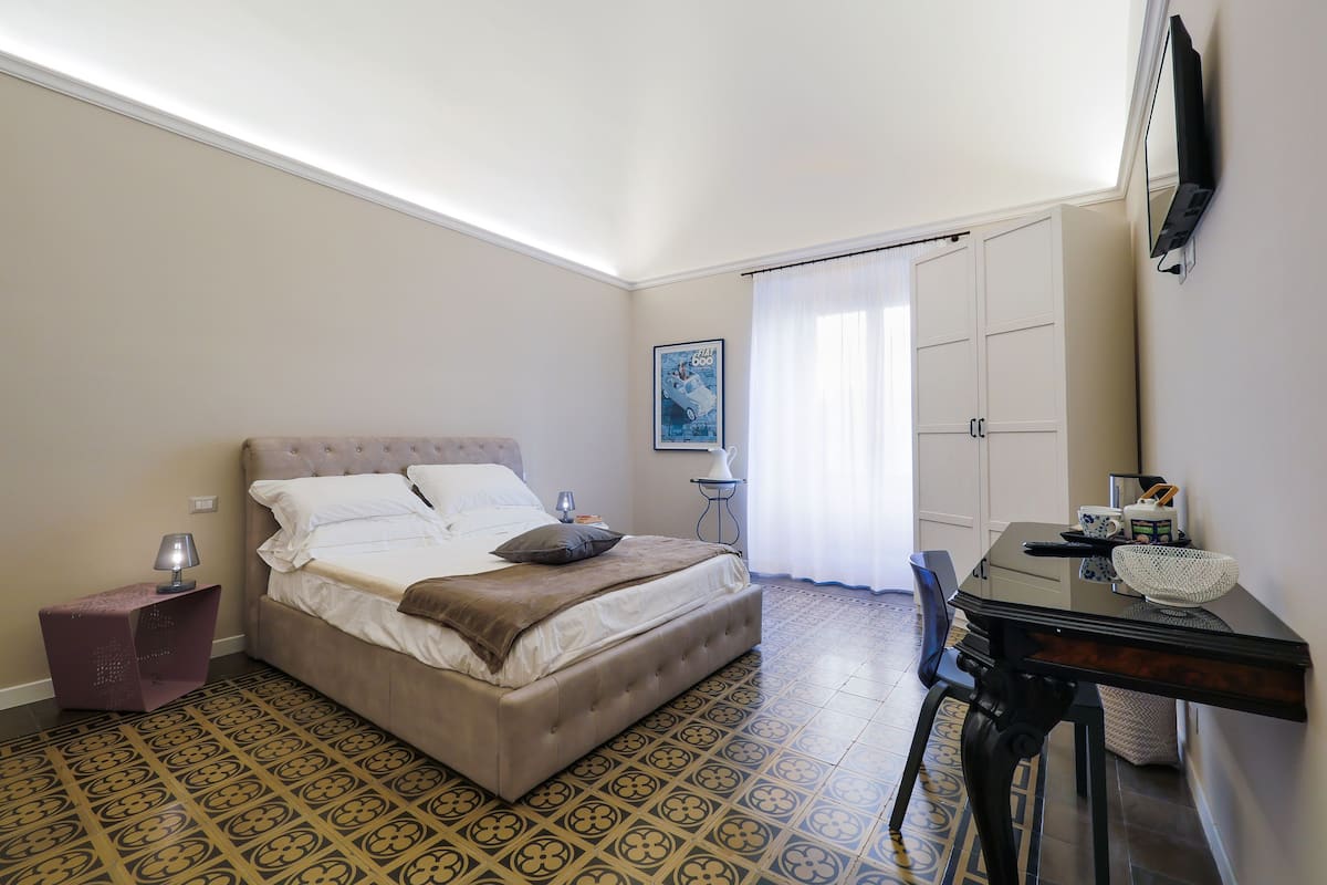 Üç Kişilik Oda, Şehir Manzaralı (Persefone) | 1 yatak odası, kaliteli yatak takımı, ücretsiz minibar, masa