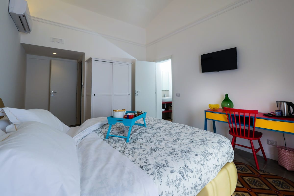 Tek Büyük Yataklı Oda (Galatea) | 1 yatak odası, kaliteli yatak takımı, ücretsiz minibar, masa