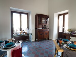 Desayuno continental diario (EUR 9 por persona)