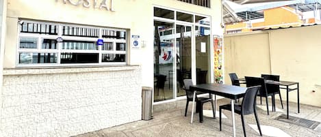 Breakfast, lunch and dinner served