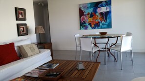 Apartamento Club | Zona de estar | Una televisión LCD, un reproductor de DVD, una mesa de tenis de mesa