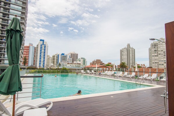 Una piscina al aire libre de temporada