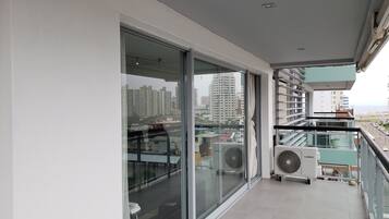 Apartamento urbano, 2 quartos, vista para o oceano, de frente para o mar | Vista da sacada