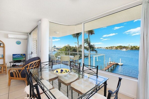 Dining - Amazing Waterfront Views Sunshine Coast H330 (Mooloolaba)