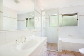 Appartement, 3 chambres, en front de mer | Salle de bain