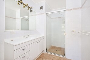 Apartment, 3 Schlafzimmer, Meerseite | Badezimmer | Badewanne und Dusche (separat), Haartrockner, Handtücher