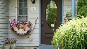 A house with a dark brown front door, a mailbox, and a number '8' sign. - Gardenview Bed and Breakfast (Newport)