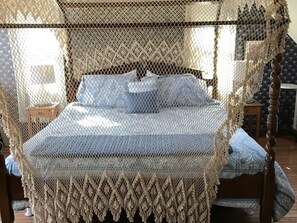 Habitación doble, baño en la habitación (Sun-Lit Suite) | Wifi y ropa de cama 