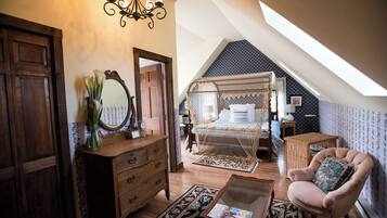 Quarto casal, suíte (Sun-Lit Suite) | Wi-Fi, roupa de cama