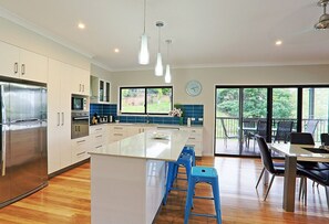 House, 3 Bedrooms | Private kitchen | Full-size fridge, microwave, oven, stovetop - Laguna Views (Airlie Beach)