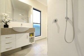 House, 3 Bedrooms | Bathroom | Separate tub and shower, free toiletries, hair dryer, towels - Laguna Views (Airlie Beach)