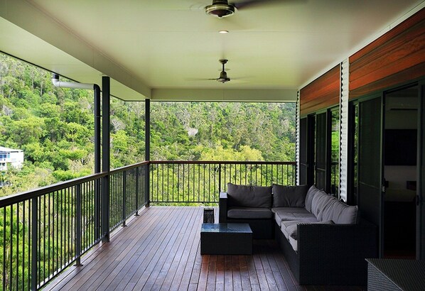House, 3 Bedrooms | Balcony - Laguna Views (Airlie Beach)