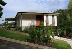 Vista frontal de la propiedad