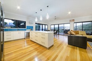 Casa, 3 habitaciones | Cocina privada | Frigorífico grande, microondas, horno y placa de cocina