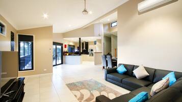 House, 3 Bedrooms | Ruang tamu | TV skrin rata
