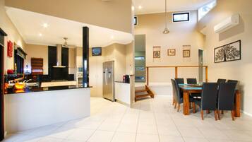 House, 3 Bedrooms | In-room dining