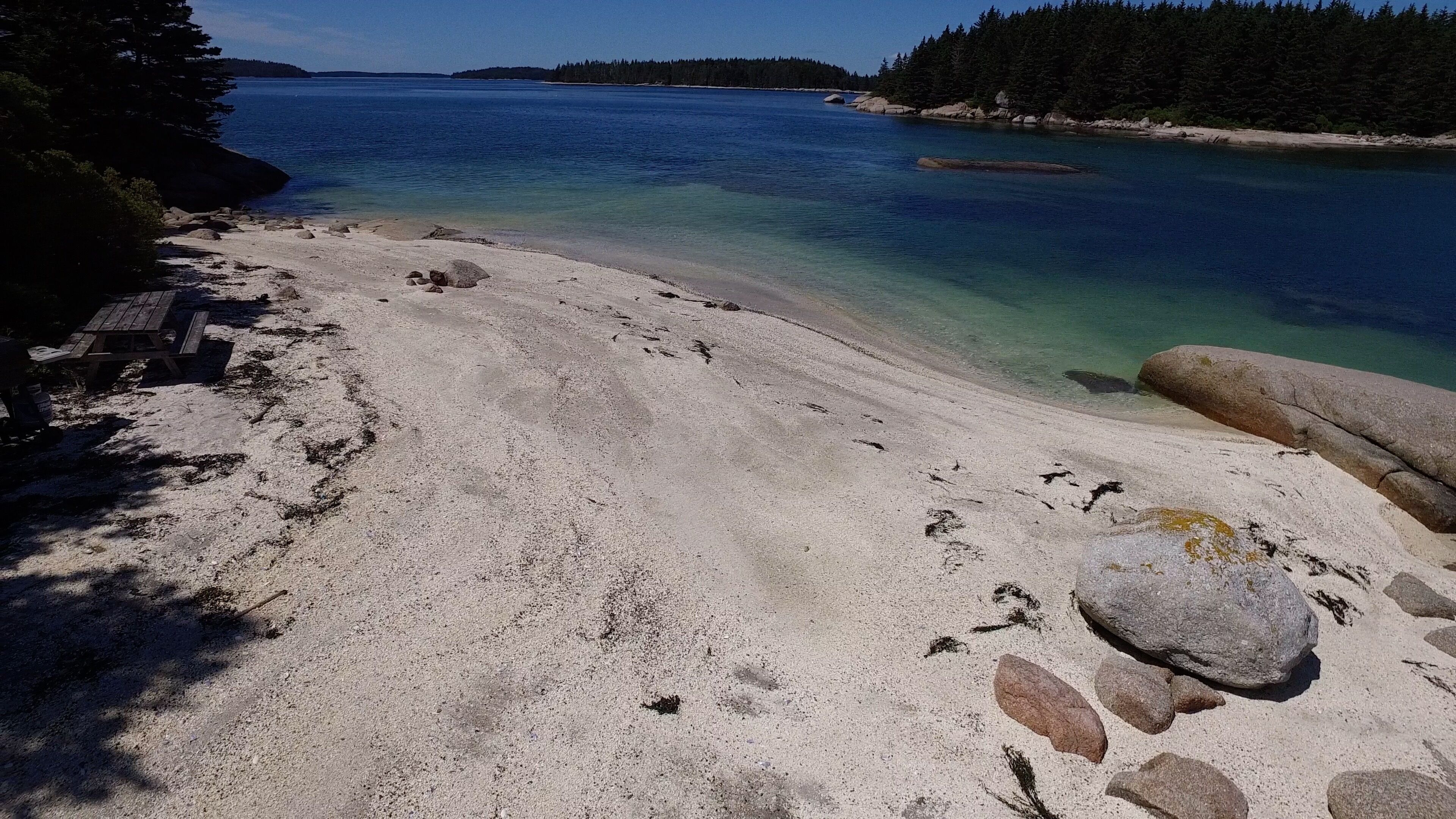 Accommodatie ligt op het strand, ligstoelen, strandlakens