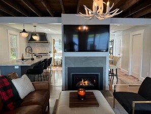 Smart TV, fireplace, video games, DVD player - Lakefront Retreat Near Portland – Modern Comfort with Classic Charm. (Falmouth)