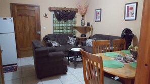 Smart TV, Netflix, books, streaming services - TELA BEACH GETAWAY ☆ Apt #1 (Tela)