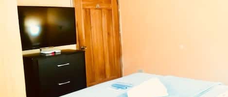 2 Schlafzimmer, Zimmersafe, Schreibtisch, Bügeleisen/Bügelbrett