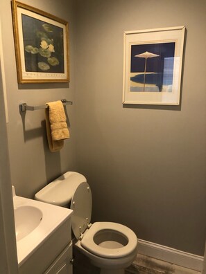 Duschwanne, Haartrockner, Handtücher, Seife