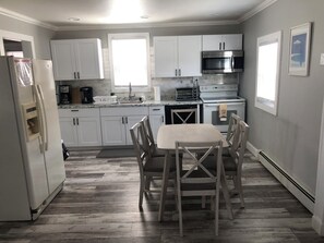 Refrigerador, microondas, horno, placa de cocina