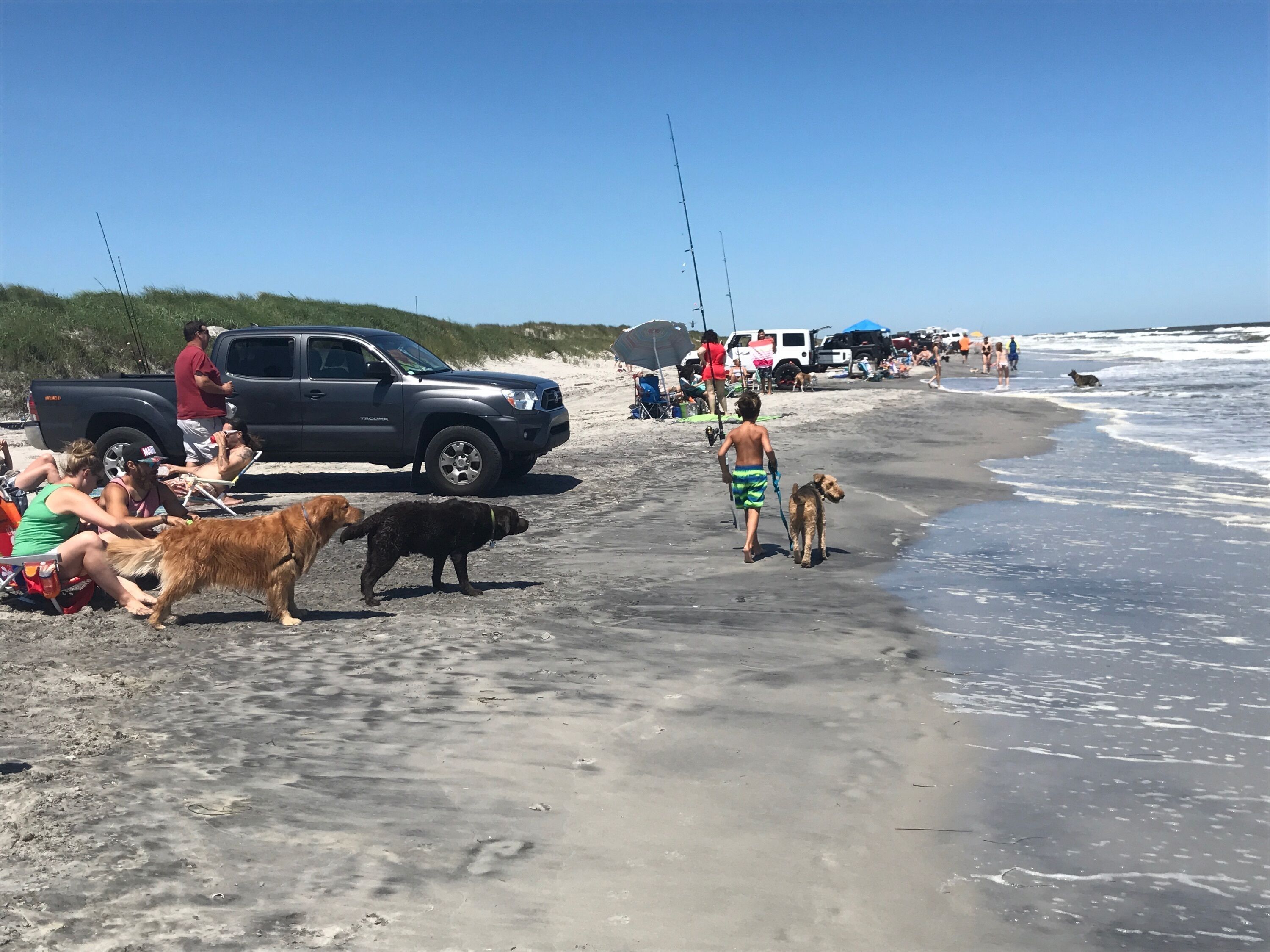 Ranta lähistöllä, aurinkotuoleja