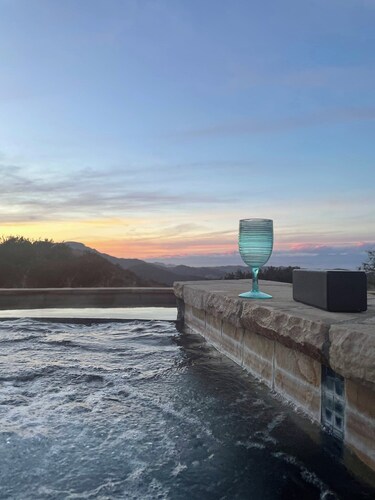 Cute 3 Bdr Home W/ Pool/Spa & Amazing Views In Malibu Mtns.  15 Min From Beach