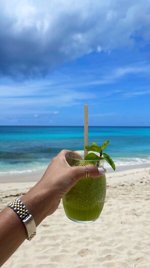En la playa y toallas de playa 