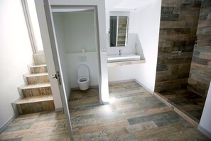 Dusj, hårføner, håndklær og såpe