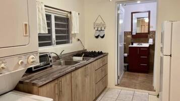 Jääkaappi, mikroaaltouuni, uuni, liesi