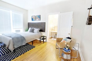 1 quarto, cofres nos quartos, escrivaninha