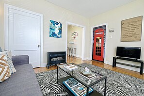 Smart TV, fireplace