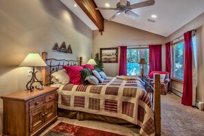 5 soverom, skrivebord, strykejern/-brett og reiseseng for barn