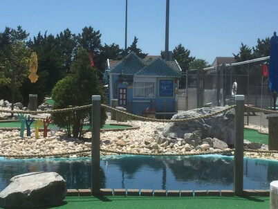 GORGEOUS BEACH HOUSE IN BRIGANTINE! ENJOY BEACH, CASINOS>BRING YOUR DOG