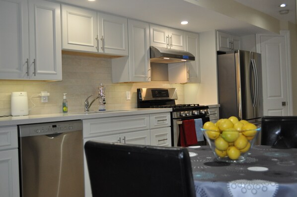 Kjøleskap, mikrobølgeovn, ovn og kokeplater