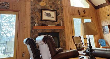 Spacious Lake Hartwell home with cozy cabin appeal, 15 mins to Clemson Free WiFi