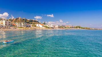 Una spiaggia nelle vicinanze