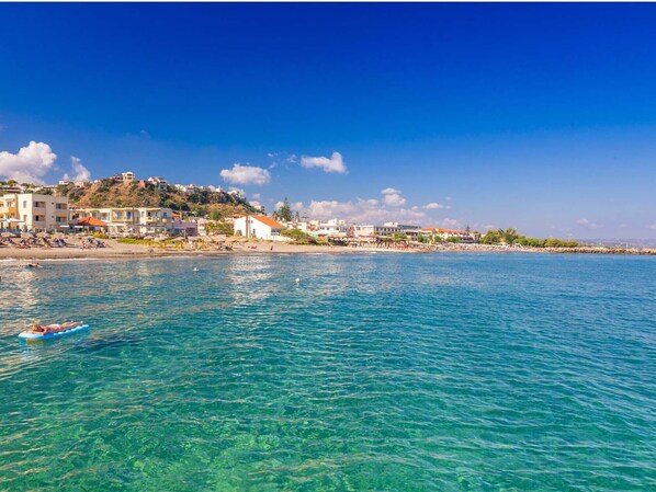 Una spiaggia nelle vicinanze