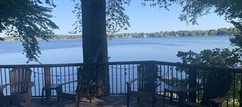 Precioso Waterfront Paw Paw lago casa con 155 pies de playa arenosa y muelle