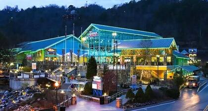 Brand New Listing! Rauhoitus alkaa "Where the Blacktop Ends"!