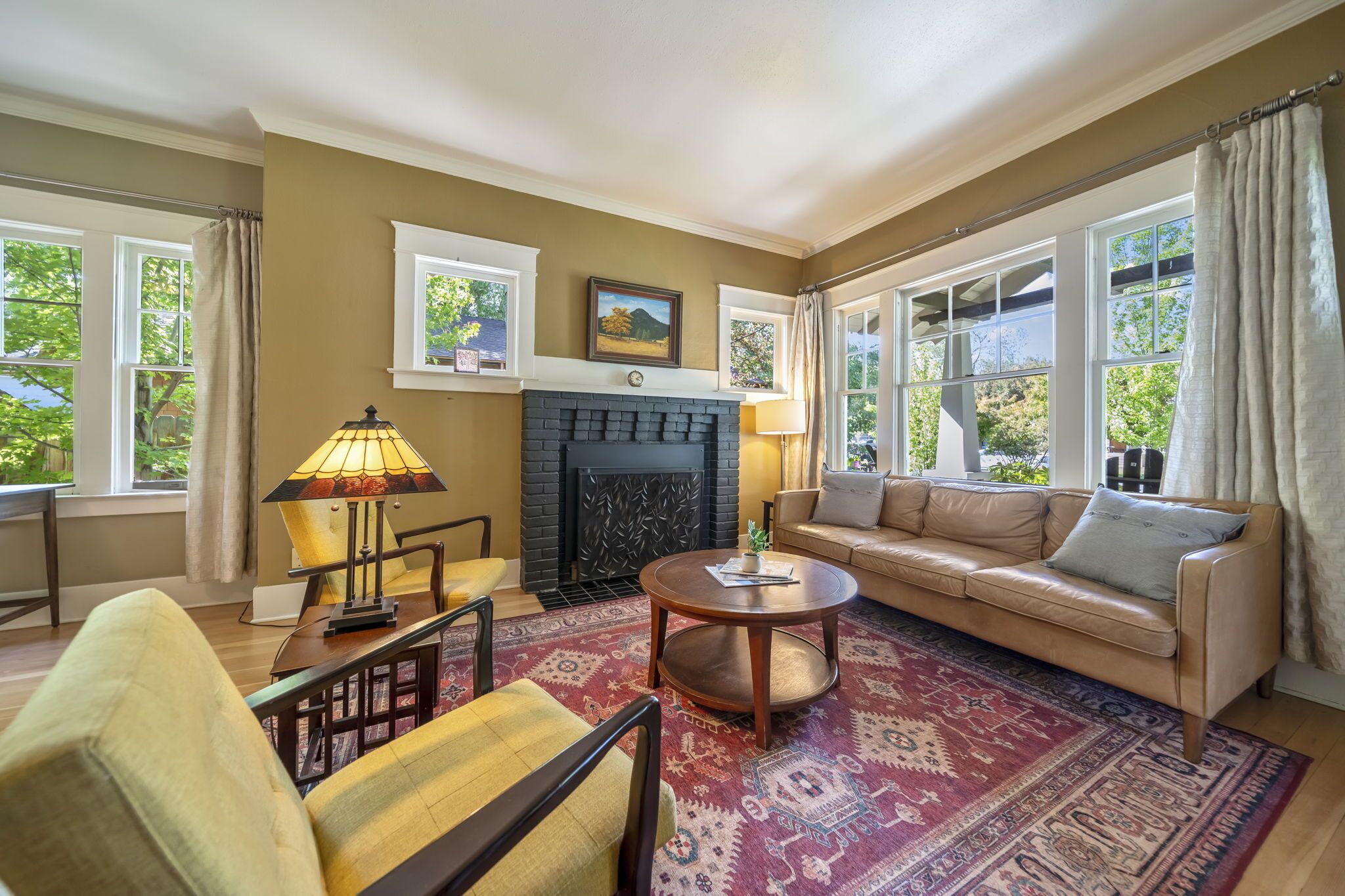 Älytelevisio, takka, DVD-soitin, kirjoja