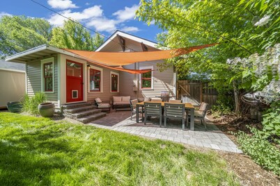 Historic Craftsman Bungalow, Just Steps to Downtown ~HOT TUB!~