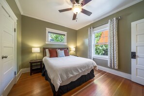 2 bedrooms, memory foam beds, desk, iron/ironing board - Historic Craftsman Bungalow, Just Steps to Downtown ~HOT TUB!~ (Bend)