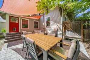 Outdoor dining - Historic Craftsman Bungalow, Just Steps to Downtown ~HOT TUB!~ (Bend)
