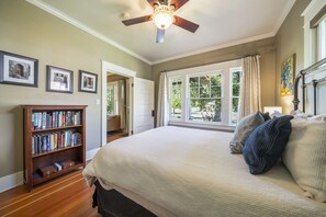 2 bedrooms, memory-foam beds, desk, iron/ironing board - Historic Craftsman Bungalow, Just Steps to Downtown ~HOT TUB!~ (Bend)